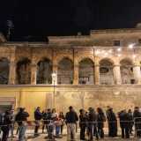 Ci spostiamo a sinistra su via Sinisi dove, a ridosso del raffinato loggiato ad archi del palazzo...